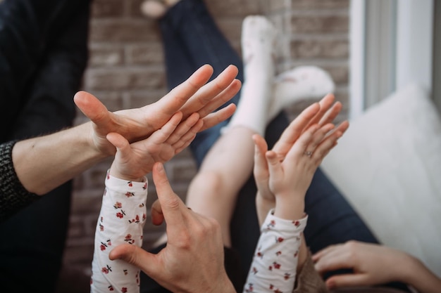 As mãos da mãe pai e filha se abraçam 4315