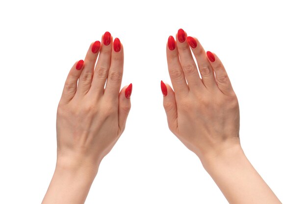 Foto as mãos da mulher com unhas vermelhas mostram o símbolo do quadro isolado no fundo branco