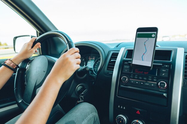 As mãos da mulher no volante fecham