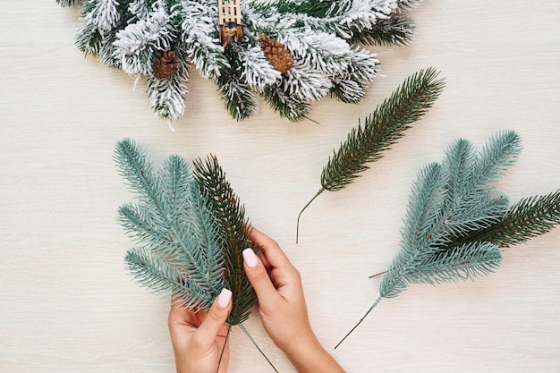 As mãos da mulher seguram brinquedos Vista superior da textura festiva de natal com decorações de ano novo