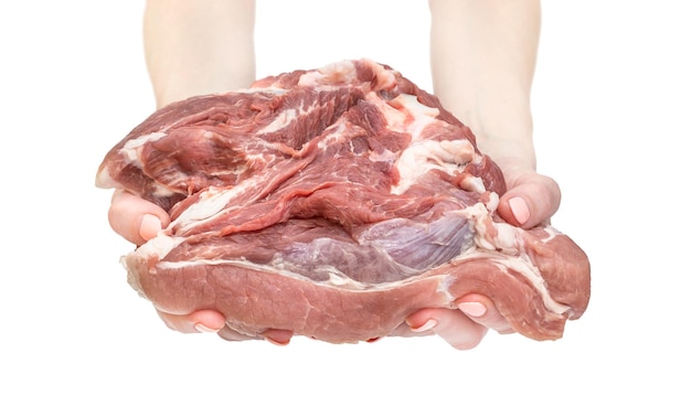As mãos da mulher seguram um pedaço de carne crua isolada em branco