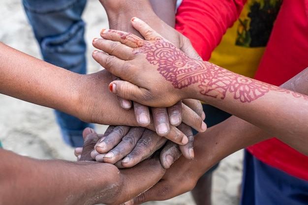 Foto as mãos das crianças juntas closeup do trabalho em equipe durante o exercício juntos