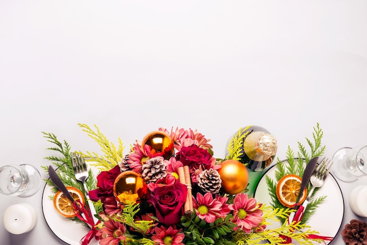 Foto as mãos das mulheres fazem um buquê de natal de inverno de coníferas, rosas e crisântemos.