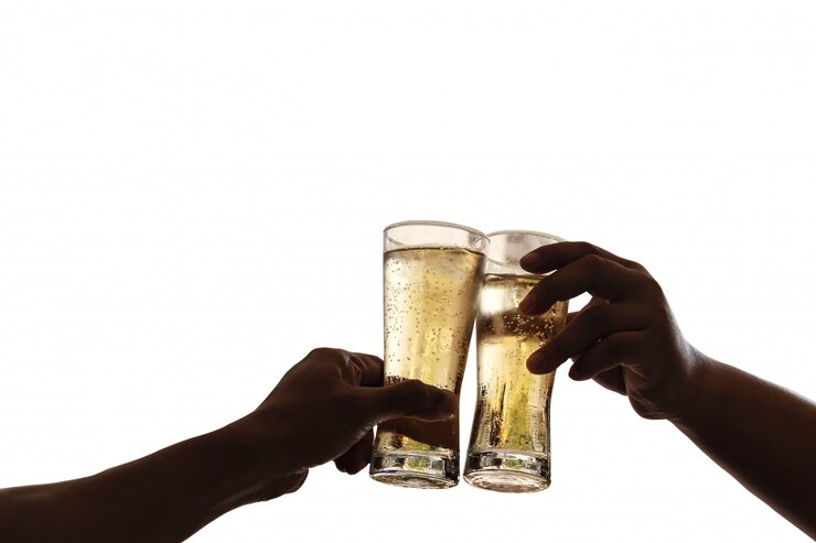 Foto as mãos de dois homens segurando um copo de cerveja levantada juntos para beber para comemorar o sucesso.