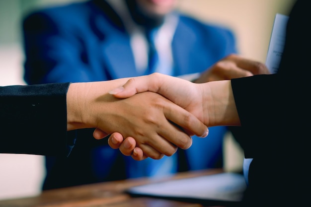 As mãos de um grupo de empresários apertam as mãos para chegar a um acordo em uma reunião da empresa