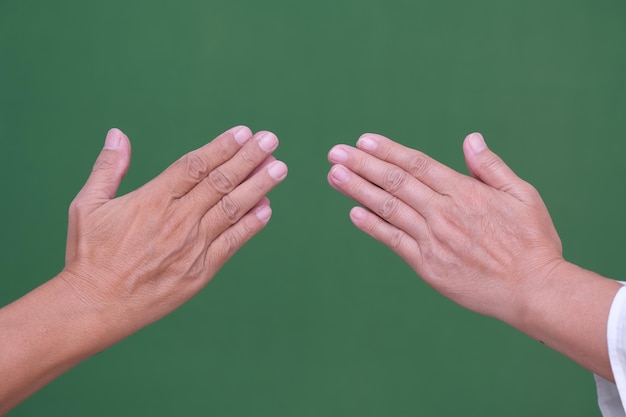 Foto as mãos de uma mulher e de um homem significam cumprimentar e perdoar um ao outro