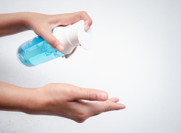 Foto as mãos de uma mulher estão lavando as mãos com gel de álcool para matar o coronavírus