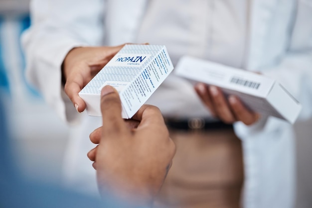 As mãos do cliente de produtos farmacêuticos ou o farmacêutico ajudam o cliente com a escolha de pílulas, decisão farmacêutica ou medicamento Loja de varejo hospitalar suporte médico de saúde e compras de pessoas na farmácia