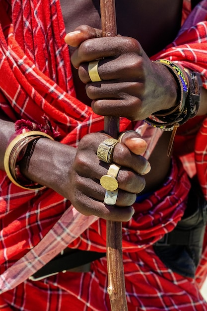 As mãos do homem africano em joias tradicionais - anéis, pulseiras. Zanzibar Tanzânia