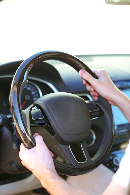 Foto as mãos do homem em um volante