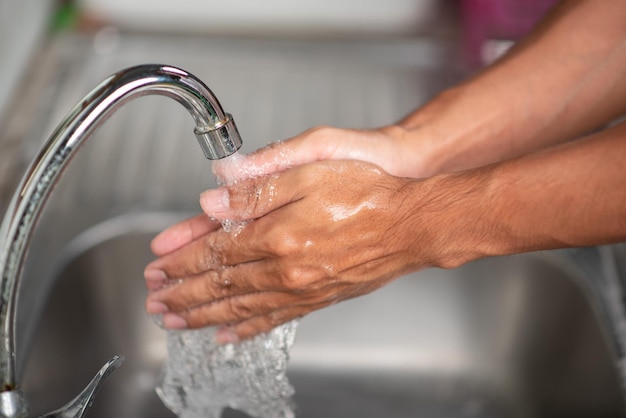 As mãos dos homens estão mostrando maneiras de lavar as mãos com um gel de limpeza para prevenir doenças infecciosas e prevenir o vírus