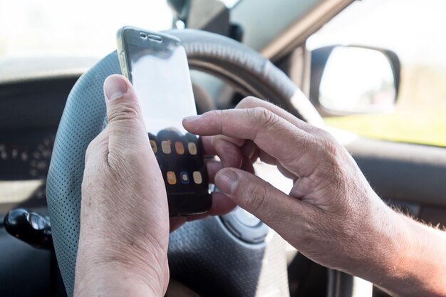 As mãos dos homens no volante