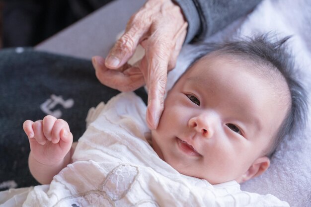 As mãos e o bebê da vovó