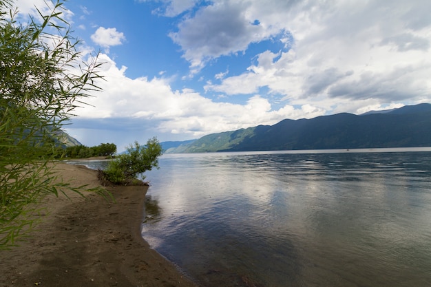 As margens do lago teletskoye em altai