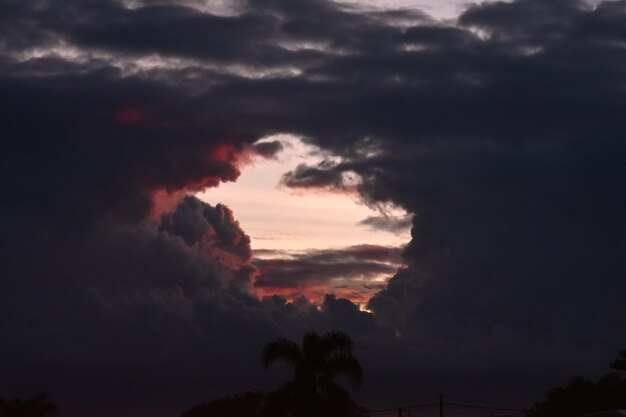 As melhores cachoeiras da floresta tropical com um céu bonito