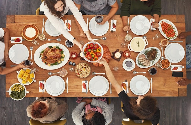 Foto as memórias são feitas quando reunidas ao redor da mesa foto de um grupo de pessoas sentadas juntas em uma mesa de jantar prontas para comer