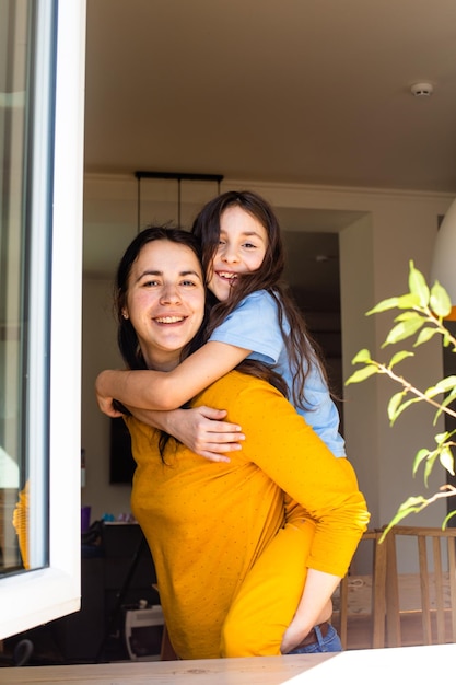 As meninas alegres passam o tempo alegremente em casa