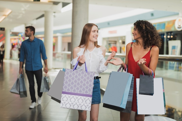 As meninas andam pelo shopping