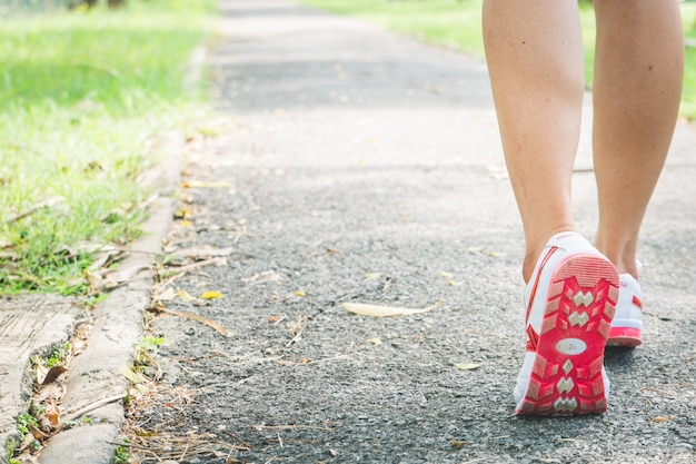 As meninas asiáticas estão correndo para o exercício pela manhã.