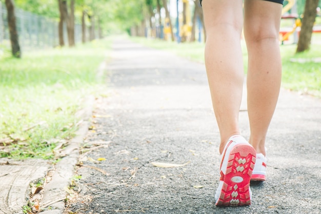 As meninas asiáticas estão correndo para o exercício pela manhã.