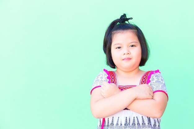 As meninas de Ásia do retrato vestiram-se em trajes tailandeses.