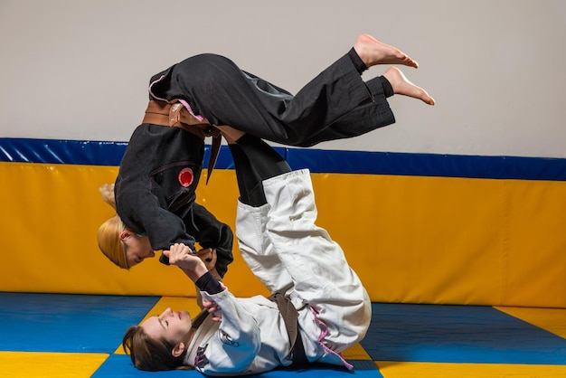 As meninas praticam o jiu jitsu brasileiro no ginásio