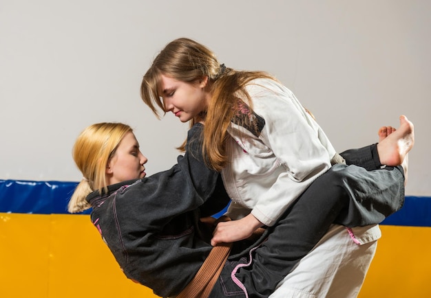 As meninas praticam o jiu jitsu brasileiro no ginásio