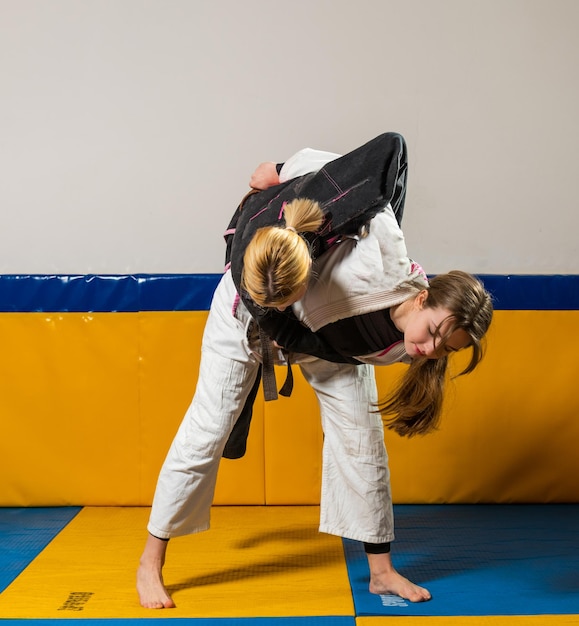 As meninas praticam o jiu jitsu brasileiro no ginásio