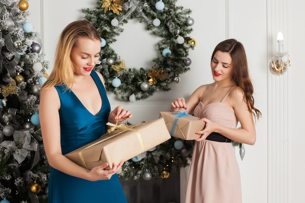 As meninas receberam uma caixa com presentes de Natal. Presentes felizes.