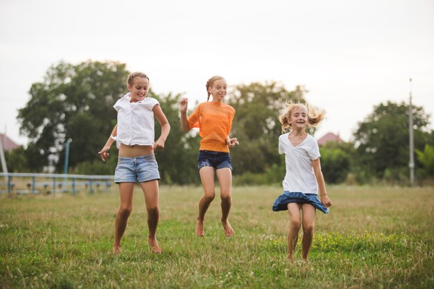 Foto as meninas se divertem no parque. dois amigos ao ar livre. verão pessoas de óculos