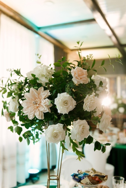 Foto as mesas estão lindamente decoradas com arranjos de flores