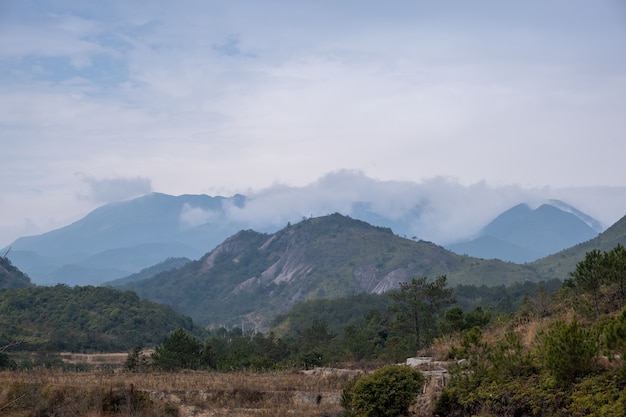 As montanhas ao longe estavam cheias de nevoeiro