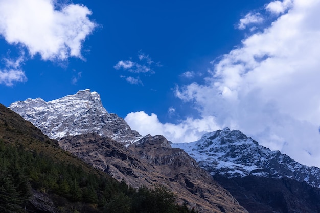 As montanhas cobertas de neve do nepal