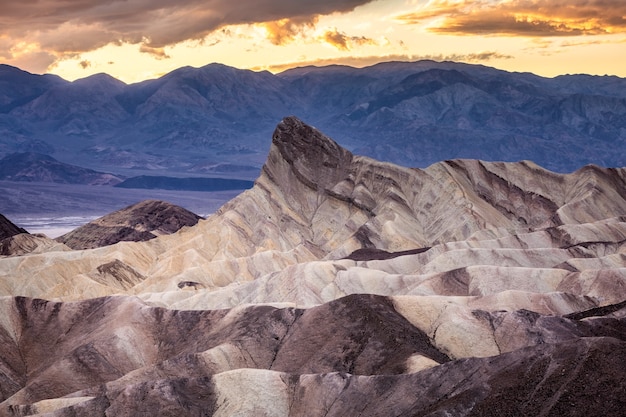 As montanhas coloridas de zabriskie point at sunset parque nacional do vale da morte, califórnia, eua