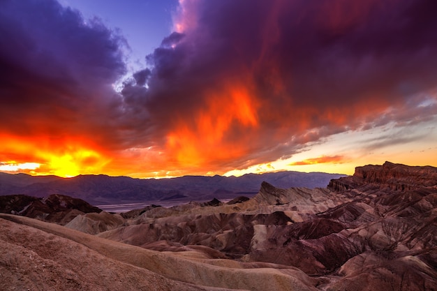 As montanhas coloridas de zabriskie point at sunset parque nacional do vale da morte, califórnia, eua