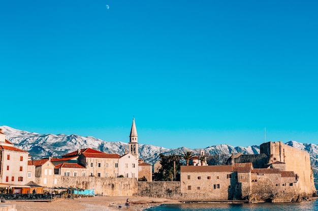 As montanhas da cidade velha de Budva cobertas de neve