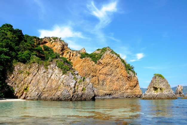 As montanhas e o cenário do mar com o céu azul, ilhas: lord loughborough, myanmar