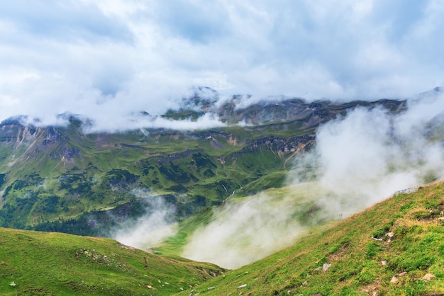 As montanhas Grossglockner em tempo de nevoeiro