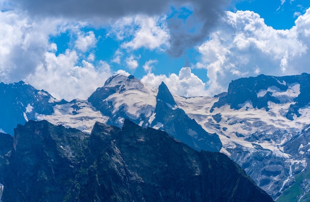 As montanhas rochosas estavam envoltas em nuvens em um dia ensolarado Vistas deslumbrantes da montanha