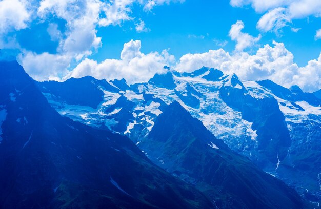 As montanhas rochosas estavam envoltas em nuvens em um dia ensolarado Vistas deslumbrantes da montanha