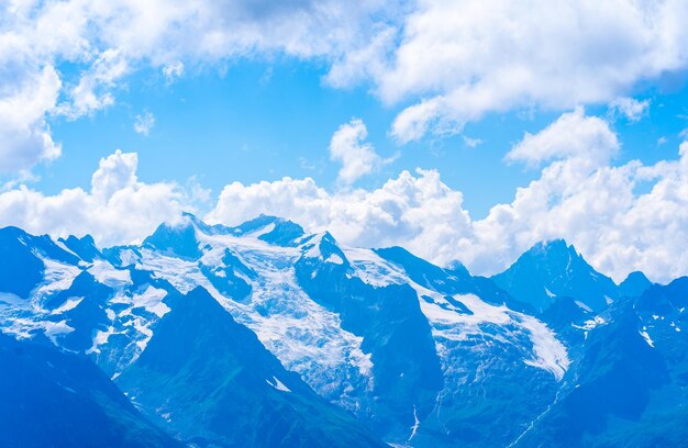 As montanhas rochosas estavam envoltas em nuvens em um dia ensolarado Vistas deslumbrantes da montanha