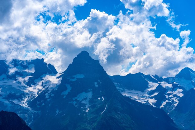 As montanhas rochosas estavam envoltas em nuvens em um dia ensolarado Vistas deslumbrantes da montanha