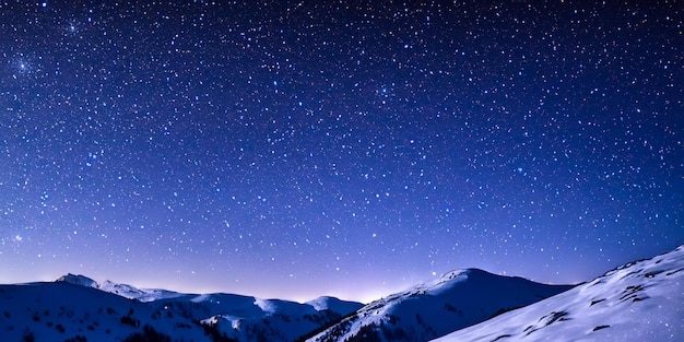 As montanhas sob um céu estrelado apresentam uma vista cativante da grandiosidade da natureza
