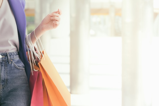 Foto as mulheres alegres guardam o saco de compras após a loja da venda de black friday.