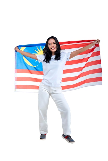 As mulheres asiáticas comemoram o dia da independência da Malásia em 31 de agosto, segurando a bandeira da Malásia