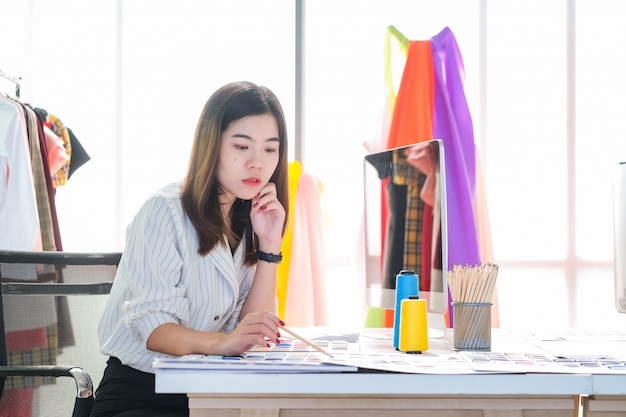 As mulheres asiáticas no trabalho são estilistas e alfaiates