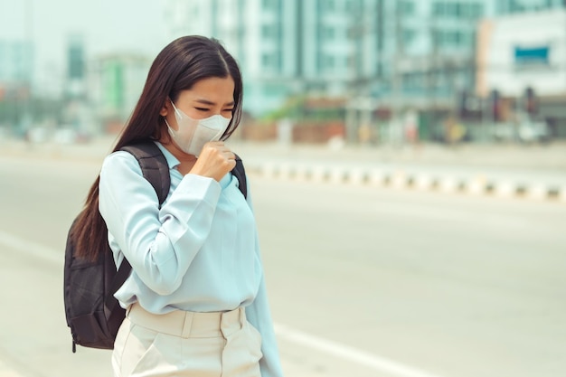 As mulheres asiáticas que usam máscara de proteção sentem dores de cabeça e tosse devido à poluição do ar PM 25 A poluição do ar causou problemas de saúde poluição ambiental