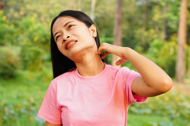 As mulheres asiáticas têm coceira no pescoço