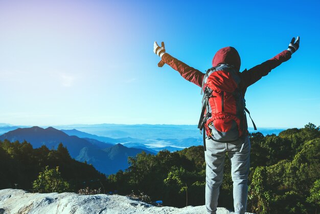 As mulheres asiáticas viajam natureza. Viajar relaxar. Campo de toque natural. Na montanha.