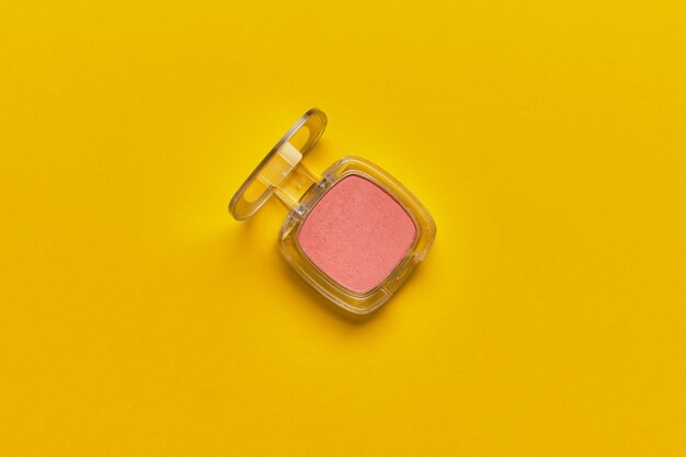 As mulheres cosméticas blush em amarelo